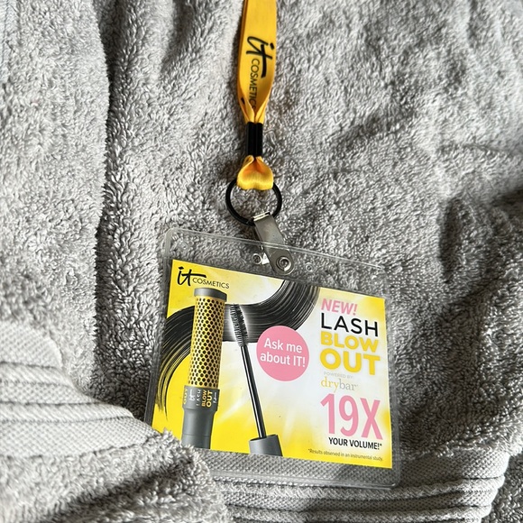 IT Cosmetics Lanyard - Picture 2 of 4